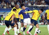 Kaina Tanimura (C) de Japón enfrentando a Ecuador en la Copa Kirin.