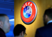 Imagen en la que puede verse el logo de la UEFAen la sede del organismo en Suiza.