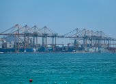 Barcos atracados en el Puerto de Khor Fakkan, en Emiratos Árabes Unidos, para evitar pasar por el Estrecho de Ormuz por la guerra en Irán.
