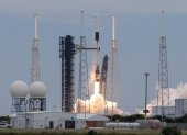 La nave espacial Crew Dragon de SpaceX despega del Complejo de Lanzamiento Espacial 40.
