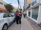 Allegados de Ola Bini en los exteriores de Migración, en Quito, la tarde de este jueves 1 de octubre.