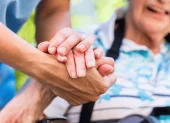Para 2023, la esperanza de vida había aumentado hasta 73,3 años, quedando apenas una décima por debajo del registro de 2019.