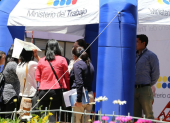 Decenas de jóvenes acuden a feria laboral en busca de trabajo.