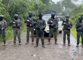 Militares custodian el sector de Guayusa, en Orellana, tras el operativo donde fueron abatidos cinco presuntos integrantes de grupos armados.