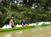 La asistencia humanitaria fue trasladada por vía fluvial hasta comunidades afectadas por las intensas lluvias en distintos sectores de Esmeraldas.