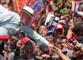 El presidente de Brasil y candidato a la reelección, Luiz Inácio Lula da Silva, saludando a sus simpatizantes.