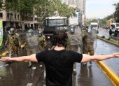 Carabineros de Chile y un manifestante se enfrentan durante la movilización nacional convocada por la Confederación de Estudiantes de Chile.