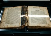 Anthropic empezó a comprar miles de libros de anticuarios en todo el mundo, romper sus lomos con cortadoras hidráulicas, escanear su contenido en pocos minutos y triturar el físico.