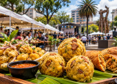 La Mariscal será escenario de un festival gastronómico que reunirá bolones, tigrillos, corviches, música y actividades culturales para quiteños y visitantes.