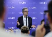 El candidato a la Presidencia de Brasil, Romeu Zema, habla en una rueda de prensa luego que la cadena Globo cancelara el debate en Rio de Janeiro (Brasil).