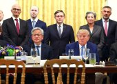 Donald Trump se reunió entre otros con Musk (xAI), Zuckerberg (Meta), Huang (Nvidia), Amodei (Anthropic), Pichai (Google), Brockman (OpenAI) y Bezos (Amazon) para discutir sobre la seguridad de la IA.