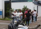 Simpatizantes de Aquiles Álvarez se reunieron en los exteriores de la clínica Alcívar, en el sur de Guayaquil, la tarde de este viernes 2 de octubre.