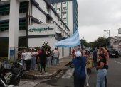 Aquiles Álvarez llegó a la clínica Alcívar, en Guayaquil, bajo resguardo militar este viernes 2 de octubre.