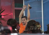Aquiles Álvarez llegó a la clínica Alcívar, en Guayaquil, bajo resguardo militar este viernes 2 de octubre.