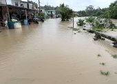 En Muisne, debido a las fuertes lluvias, el río Salima se desbordó y provocó inundaciones en la cabecera parroquial de Salima.