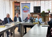 Representantes del Consejo Consultivo de Ingenierías y Economía en rueda de prensa sobre el riesgo de apagones por el estiaje, en Quito.