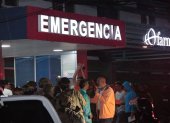 El alcalde de Guayaquil, Aquiles Álvarez (semioculto), ingresó a la clínica Alcívar la noche de este viernes 2 de octubre.