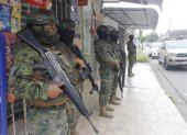 Integrantes de las Fuerzas Armadas durante un operativo en el noroeste de Guayaquil. Las extorsiones se han tomado diversas cooperativas de esta zona de la urbe porteña.
