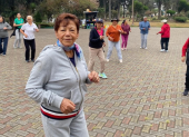 Marianita de Medina, de 84 años, acude de martes a jueves, desde las 07:00 hasta las 08:00, al Parque Inglés, en Quito, para practicar taichí, yoga, aeróbicos y zumba.