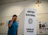 Un hombre hace un gesto antes de emitir su voto durante las elecciones presidenciales en un centro de votación en São Paulo, Brasil, este domingo 4 de octubre de 2026.