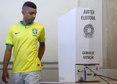 Un votante que lleva la camiseta de la selección nacional de fútbol de Brasil sufraga en un centro electoral en Brasilia, este domingo 4 de octubre de 2026.