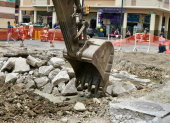 Los trabajos de reconstrucción de la calzada en la calle Clemente Ballén se realizan junto al Mercado Central.