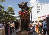 La escultura de Max se encuentra en la esquina de la avenida Isabel la Católica y Alfredo Mena, cerca de uno de los ingresos de la Politécnica Nacional.