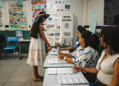La adolescente indígena Lauryane Kokama, de 16 años, votó por primera vez durante la primera vuelta de las elecciones presidenciales en Brasil.