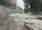 En la av. Mariscal Sucre y Mañosca hay un cierre total por la presencia de granizo.
