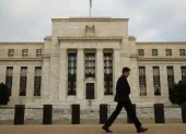 Una persona camina al pie de la fachada del edificio de la Reserva Federal de Estados Unidos.