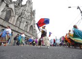 Cientos de personas participan en los distintos desfiles que recorren las principales calles de la ciudad durante las Fiestas de Quito.