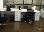 Captura de un video que muestra la sala de coordinación de Quitopía inundada.