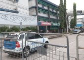 El Hospital Alcívar permanece cercado mientras Aquiles Álvarez continúa bajo atención médica en sus instalaciones.