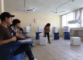 Un hombre deposita su voto en una urna durante una jornada electoral en Guayaquil.