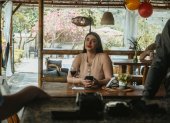 Alberto Pablo Rivera y Camila Valencia protagonizan De Cabeza, un cortometraje ecuatoriano ambientado en la costa del país.