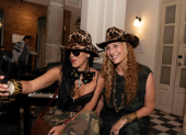 Nina Smith junto a la anfitriona, Cristina Morrison.