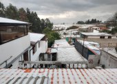 Sectores del Valle de Los Chillos quedaron cubiertos de granizo tras una intensa tormenta que también provocó acumulaciones de agua.
