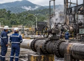 rabajadores inspeccionan una estación petrolera afectada por un incendio. La paralización Trabajadores inspeccionan del SOTE redujo el transporte de crudo y obligó a Petroecuador a disminuir progresivamente la producción