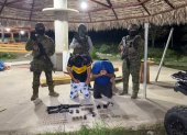 En Daule, militares detuvieron a dos hombres y hallaron armas en finca ligada al CJNG.