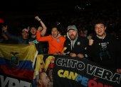Pancho Jarrín (segundo desde la izquierda) y su grupo de amigos con la bandera que ya lucieron en Estados Unidos.