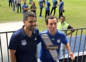José David Jiménez (i) junto a los hinchas en el estadio George Capwell, previo a un partido de Emelec.