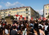 Estudiantes de secundaria y miembros de sindicatos franceses marchan por las condiciones educativas en Niza, Francia, el 6 de octubre de 2026.