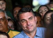 El senador Flávio Bolsonaro ofrece declaraciones luego de conocer los resultados oficiales de los comicios.