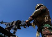 Un soldado de Yemen tras una ametralladora en la parte trasera de un vehículo durante una patrulla contra los hutíes en Saná.