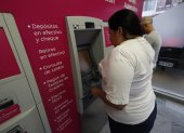 Una persona usa cajero automático en la ciudad de Guayaquil.