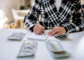 El décimo tercer sueldo podría llegar desde noviembre a trabajadores de empresas privadas que decidan adelantar el pago.