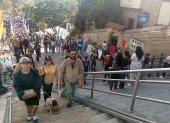 Turistas caminando por las calles de Cuenca.