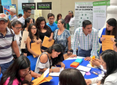 Decenas de jóvenes buscan empleo en una feria laboral.