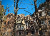 Daños en un edificio residencial de cinco pisos tras un ataque ruso en Priluki, región de Cherníguiv, Ucrania, el 7 de octubre de 2026.
