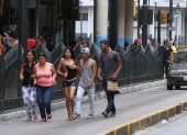 Una calle ancha invita a acelerar. Una acera inexistente obliga a caminar por la calzada. Un cruce lejano empuja a cruzar donde se puede. Una parada mal ubicada expone a quien espera el bus.
